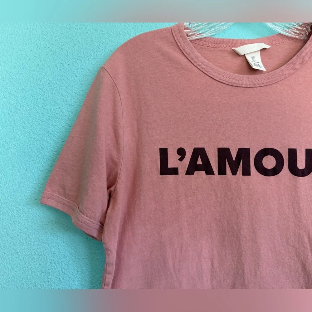 ♥️ H&M Pink Tee with L'AMOUR Print - Picture 4 of 5